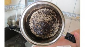锅烧糊了上面黑的怎么去掉 清理这些黑乎乎的东西是比较麻烦的