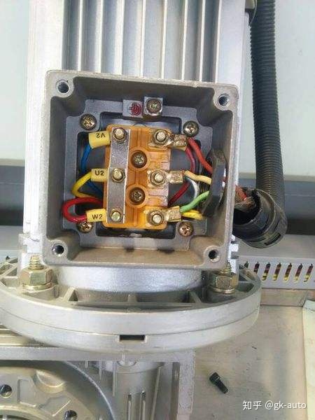 2、万用表测量电机好坏图解:怎么用万用表测三相电机好坏？
