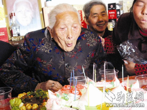 3、四川岁长寿老人:世界历史上最长寿的人活了多少岁