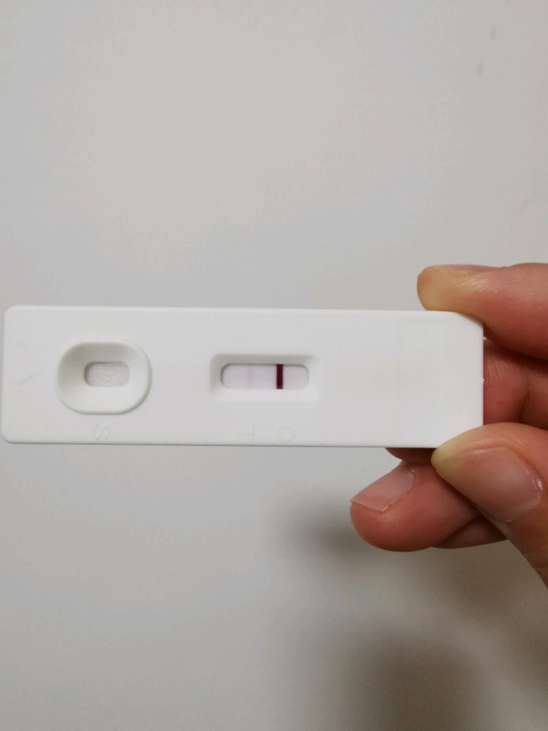 3、测试怀孕的试纸图片一深一浅:怀孕检测试纸一深一浅