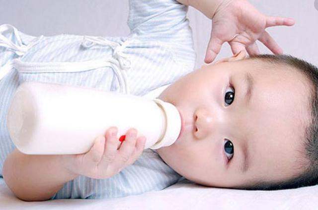 专家支招让宝宝爱上喝奶粉
