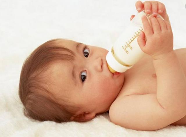 专家支招让宝宝爱上喝奶粉