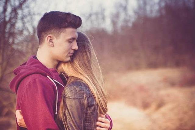 拥抱时男生把头放在女生脖子处 女方是无法接受这么亲密的接触的
