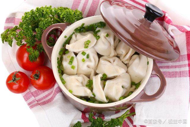 冰冻饺子是冷水下锅还是热水下锅 小编以为冷水煮冰冻的饺子更好