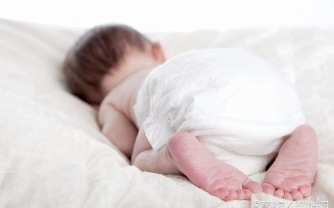 新生儿睡觉哼哼唧唧扭来扭去原因 可能跟着几种症状有关