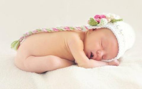新生儿睡觉一惊一乍双手举起 有些新生儿睡觉总会露出异常举动