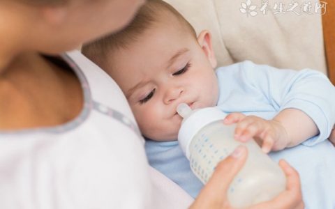 7个月宝宝正常喂养参照表 正常情况可以让宝宝进食一些辅食